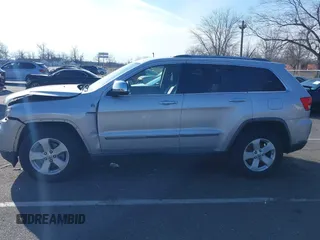 2011 Jeep Grand Cherokee Laredo z VIN 1J4RR4GG2BC511289, wystawiony jako IAAI lot #41240075 z przebiegiem 88 140 mil mil oraz . Historia ofert i sprzedaży dostępna na DreamBid. Obrazek 14.