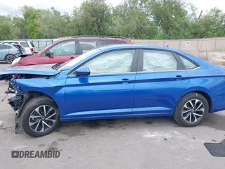 2024 Volkswagen Jetta S с VIN 3VW5M7BU2RM065135, выставлен на аукционе IAAI как лот 42272382 с пробегом 9 555 миль миль и . История ставок и продаж доступна на DreamBid. Изображение 14.