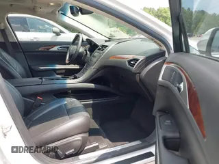 2014 Lincoln MKZ Hybrid z VIN 3LN6L2LU2ER825732, wystawiony jako IAAI lot #42606357 z przebiegiem 153 966 mil mil oraz . Historia ofert i sprzedaży dostępna na DreamBid. Obrazek 5.