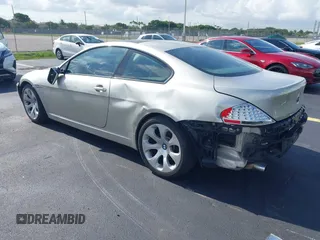 2005 BMW 6 Series 645Ci z VIN WBAEH73445B191324, wystawiony jako IAAI lot #42333115 z przebiegiem 77 317 mil mil oraz . Historia ofert i sprzedaży dostępna na DreamBid. Obrazek 3.