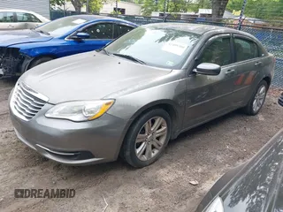 2013 Chrysler 200 Touring z VIN 1C3CCBBB5DN714654, wystawiony jako IAAI lot #42409300 z przebiegiem 177 498 mil mil oraz . Historia ofert i sprzedaży dostępna na DreamBid. Obrazek 2.