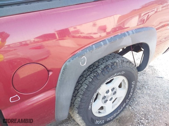 2004 Chevrolet Silverado 1500 Crew Cab Z71 with VIN 2GCEK13T141418363, listed as a IAAI auction lot 41472218 with 155,765 mi miles. Bid and sale history available at carsss.com. Image 17.