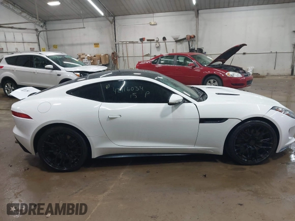 2015 Jaguar F-Type R z VIN SAJWA6DA3FMK21267, wystawiony jako IAAI lot #42116034 z przebiegiem 60 044 mil mil oraz . Historia ofert i sprzedaży dostępna na DreamBid. Obrazek 13.