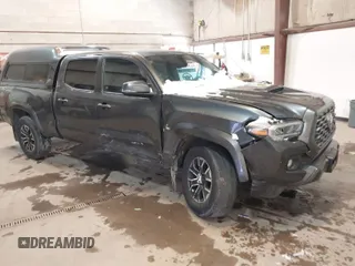 2023 Toyota Tacoma SR5 z VIN 3TMDZ5BN8PM140575, wystawiony jako IAAI lot #41585890 z przebiegiem 46 486 mil mil oraz . Historia ofert i sprzedaży dostępna na DreamBid. Obrazek 1.