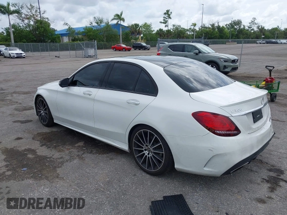 2019 Mercedes-Benz C 300 z VIN 55SWF8EB4KU318644, wystawiony jako IAAI lot #42627064 z przebiegiem 60 400 mil mil oraz . Historia ofert i sprzedaży dostępna na DreamBid. Obrazek 3.