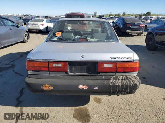 1988 Toyota Camry z VIN JT2SV24E5J3276324, wystawiony jako Copart lot #88117355 z przebiegiem 89 928 mil mil oraz Szkoda całkowita • Salvage title. Historia ofert i sprzedaży dostępna na DreamBid. Obrazek 6.