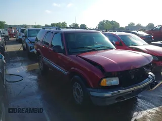 1995 GMC Jimmy SLE z VIN 1GKDT13W1SK528155, wystawiony jako IAAI lot #42177589 z przebiegiem 283 900 mil mil oraz . Historia ofert i sprzedaży dostępna na DreamBid. Obrazek 1.