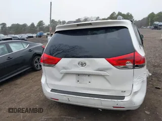 2014 Toyota Sienna LE AAS z VIN 5TDKK3DC9ES511199, wystawiony jako IAAI lot #41901669 z przebiegiem 267 510 mil mil oraz . Historia ofert i sprzedaży dostępna na DreamBid. Obrazek 16.
