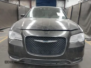 2016 Chrysler 300 Anniversary Edition z VIN 2C3CCAAG8GH235536, wystawiony jako IAAI lot #42047325 z przebiegiem 160 071 mil mil oraz . Historia ofert i sprzedaży dostępna na DreamBid. Obrazek 12.
