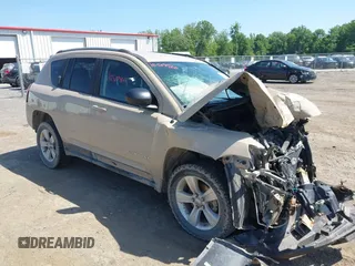 2017 Jeep Compass Sport SE z VIN 1C4NJDBB1HD177962, wystawiony jako IAAI lot #42567966 z przebiegiem 100 418 mil mil oraz . Historia ofert i sprzedaży dostępna na DreamBid. Obrazek 1.