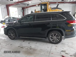 2018 Toyota Highlander SE z VIN 5TDJZRFH5JS532919, wystawiony jako IAAI lot #42246687 z przebiegiem 190 890 mil mil oraz . Historia ofert i sprzedaży dostępna na DreamBid. Obrazek 14.