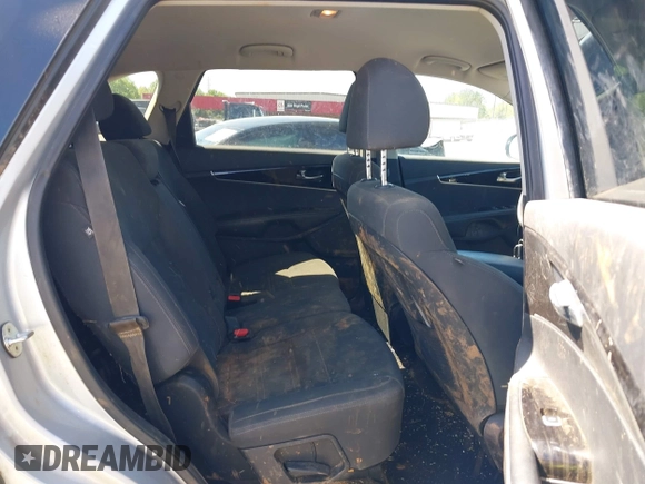 2019 Kia Sorento LX with VIN 5XYPG4A35KG583642, listed as a IAAI auction lot 42058467 with 132,570 mi miles. Bid and sale history available at carsss.com. Image 8.