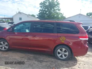 2012 Toyota Sienna LE AAS z VIN 5TDKK3DC7CS209567, wystawiony jako IAAI lot #42323115 z przebiegiem 293 604 mil mil oraz . Historia ofert i sprzedaży dostępna na DreamBid. Obrazek 15.