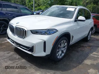 2024 BMW X5 xDrive40i z VIN 5UX23EU05R9S29952, wystawiony jako IAAI lot #42177371 z przebiegiem 26 832 mil mil oraz . Historia ofert i sprzedaży dostępna na DreamBid. Obrazek 2.