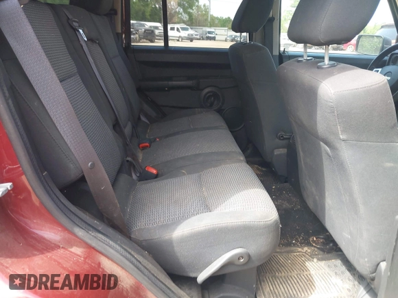 2008 Jeep Commander Sport z VIN 1J8HG48K08C232970, wystawiony jako IAAI lot #42014357 z przebiegiem 136 006 mil mil oraz . Historia ofert i sprzedaży dostępna na DreamBid. Obrazek 8.