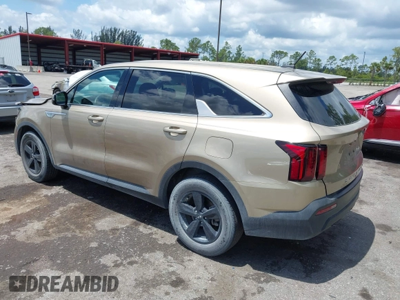 2021 Kia Sorento LX z VIN 5XYRG4LC3MG005807, wystawiony jako IAAI lot #42204914 z przebiegiem 51 628 mil mil oraz . Historia ofert i sprzedaży dostępna na DreamBid. Obrazek 3.