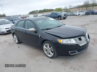 2010 Lincoln MKZ z VIN 3LNHL2GC7AR624249, wystawiony jako IAAI lot #42150411 z przebiegiem 104 547 mil mil oraz . Historia ofert i sprzedaży dostępna na DreamBid. Obrazek 1.