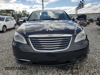 2013 Chrysler 200 Touring z VIN 1C3CCBBB4DN656469, wystawiony jako Copart lot #56731935 z przebiegiem 184 137 mil mil oraz Szkoda całkowita • Salvage title. Historia ofert i sprzedaży dostępna na DreamBid. Obrazek 5.