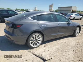 2018 Tesla Model 3 Long Range Battery z VIN 5YJ3E1EB4JF116531, wystawiony jako Copart lot #55609755 z przebiegiem 63 695 mil mil oraz Szkody całkowita. Historia ofert i sprzedaży dostępna na DreamBid. Obrazek 3.