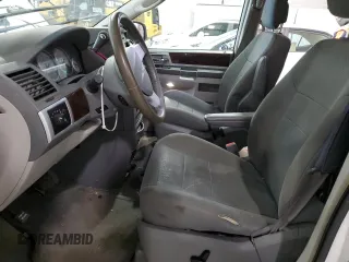 2010 Chrysler Town & Country Touring z VIN 2A4RR5D1XAR492731, wystawiony jako Copart lot #89331835 z przebiegiem 209 381 mil mil oraz Szkoda całkowita • Salvage title. Historia ofert i sprzedaży dostępna na DreamBid. Obrazek 7.