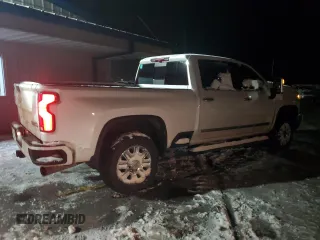 2024 Chevrolet Silverado 3500HD High Country with VIN 1GC4YVEY0RF124804, listed as a Copart auction lot 86140304 with 32,840 mi miles and Salvage Title. Bid and sale history available at carsss.com. Image 3.