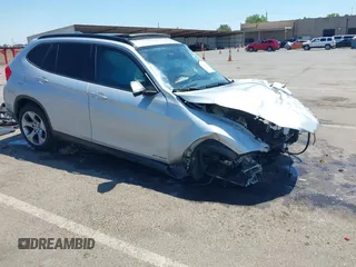 2015 BMW X1 sDrive28i z VIN WBAVM1C57FVZ94114, wystawiony jako IAAI lot #42244464 z przebiegiem Nie podano mil oraz . Historia ofert i sprzedaży dostępna na DreamBid. Obrazek 1.