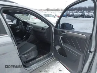 2022 Volkswagen Tiguan SE R-Line Black z VIN 3VVCB7AX9NM024296, wystawiony jako IAAI lot #41592795 z przebiegiem 45 308 mil mil oraz . Historia ofert i sprzedaży dostępna na DreamBid. Obrazek 5.