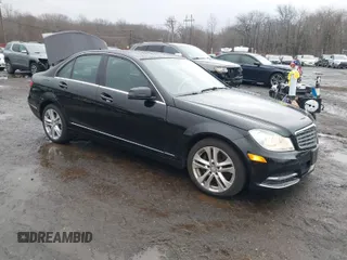 2013 Mercedes-Benz C 300 Sport z VIN WDDGF8AB3DA875140, wystawiony jako IAAI lot #41096886 z przebiegiem 59 027 mil mil oraz . Historia ofert i sprzedaży dostępna na DreamBid. Obrazek 1.