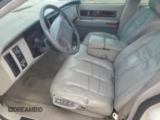 1994 Cadillac Fleetwood z VIN 1G6DW52P4RR727421, wystawiony jako Copart lot #61037024 z przebiegiem Nie podano mil oraz Szkoda całkowita • Salvage title. Historia ofert i sprzedaży dostępna na DreamBid. Obrazek 7.