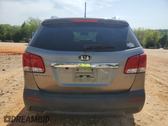 2011 Kia Sorento EX z VIN 5XYKUDA29BG113074, wystawiony jako Copart lot #51768875 z przebiegiem 212 884 mil mil oraz Czysty tytuł • Clean title. Historia ofert i sprzedaży dostępna na DreamBid. Obrazek 6.