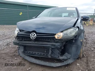 2013 Volkswagen Golf w/Conv & Sunroof z VIN WVWDB7AJ2DW042894, wystawiony jako IAAI lot #42251852 z przebiegiem 87 747 mil mil oraz . Historia ofert i sprzedaży dostępna na DreamBid. Obrazek 6.