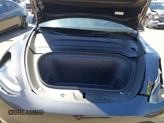 2024 Tesla Model Y Long Range z VIN 7SAYGDEE0RF128802, wystawiony jako IAAI lot #42128685 z przebiegiem 15 713 mil mil oraz . Historia ofert i sprzedaży dostępna na DreamBid. Obrazek 10.