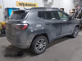 2018 Jeep Compass Altitude z VIN 3C4NJDBB9JT175313, wystawiony jako IAAI lot #41661102 z przebiegiem 101 996 mil mil oraz . Historia ofert i sprzedaży dostępna na DreamBid. Obrazek 4.