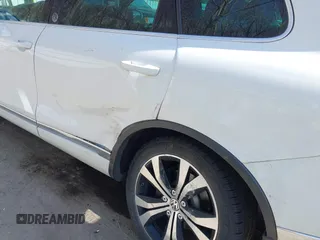 2017 Volkswagen Touareg Wolfsburg Edition z VIN WVGRF7BP8HD005505, wystawiony jako IAAI lot #42120317 z przebiegiem 143 724 mil mil oraz . Historia ofert i sprzedaży dostępna na DreamBid. Obrazek 6.