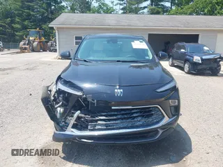 2024 Buick Encore GX Preferred z VIN KL4AMBSL3RB123105, wystawiony jako IAAI lot #42456840 z przebiegiem 28 090 mil mil oraz . Historia ofert i sprzedaży dostępna na DreamBid. Obrazek 12.