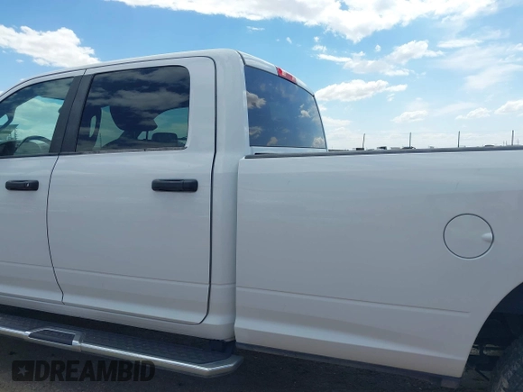 2024 Ram 2500 Big Horn z VIN 3C6UR5JL4RG340524, wystawiony jako IAAI lot #42423835 z przebiegiem 8 690 mil mil oraz . Historia ofert i sprzedaży dostępna na DreamBid. Obrazek 14.