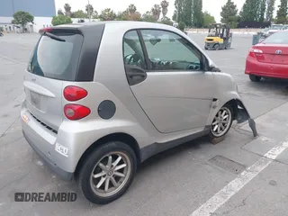 2009 Smart fortwo Pure z VIN WMEEJ31X99K209322, wystawiony jako IAAI lot #42465179 z przebiegiem 75 730 mil mil oraz . Historia ofert i sprzedaży dostępna na DreamBid. Obrazek 4.