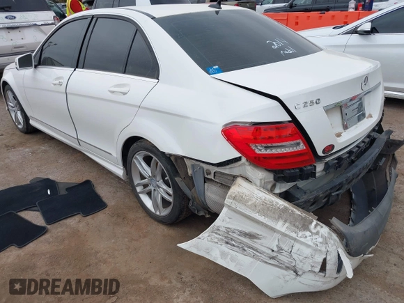 2014 Mercedes-Benz C 250 Sport z VIN WDDGF4HB7EG213817, wystawiony jako IAAI lot #41745579 z przebiegiem Nie podano mil oraz . Historia ofert i sprzedaży dostępna na DreamBid. Obrazek 3.