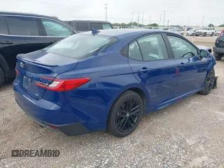 2025 Toyota Camry LE z VIN 4T1DAACK7SU034414, wystawiony jako IAAI lot #42402941 z przebiegiem 22 553 mil mil oraz . Historia ofert i sprzedaży dostępna na DreamBid. Obrazek 4.