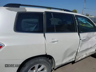 2013 Toyota Highlander z VIN 5TDZK3EH7DS127798, wystawiony jako IAAI lot #42372808 z przebiegiem 176 190 mil mil oraz . Historia ofert i sprzedaży dostępna na DreamBid. Obrazek 19.