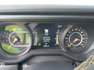 2025 Jeep Wrangler Sahara z VIN 1C4PJXEN9SW529245, wystawiony jako IAAI lot #42446327 z przebiegiem 8 058 mil mil oraz . Historia ofert i sprzedaży dostępna na DreamBid. Obrazek 7.