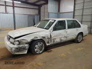 1998 Volvo S90 z VIN YV1KS9600W1130047, wystawiony jako Copart lot #53605915 z przebiegiem 235 485 mil mil oraz Szkoda całkowita • Salvage title. Historia ofert i sprzedaży dostępna na DreamBid. Obrazek 1.