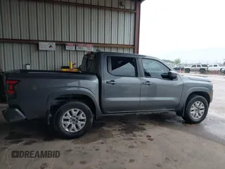 2023 Nissan Frontier SV z VIN 1N6ED1EK8PN610121, wystawiony jako IAAI lot #42363879 z przebiegiem 25 505 mil mil oraz . Historia ofert i sprzedaży dostępna na DreamBid. Obrazek 13.