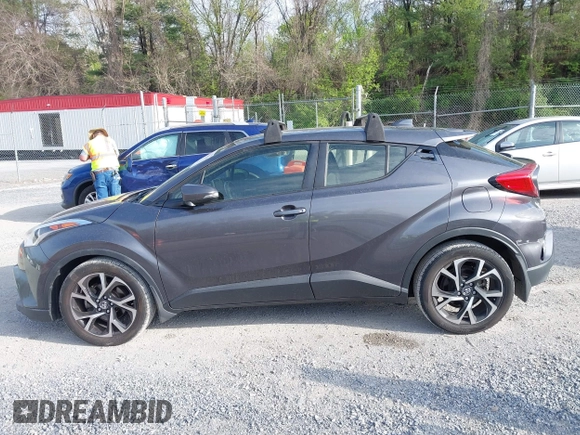 2019 Toyota C-HR XLE z VIN JTNKHMBX0K1013522, wystawiony jako IAAI lot #42053511 z przebiegiem 136 330 mil mil oraz . Historia ofert i sprzedaży dostępna na DreamBid. Obrazek 14.