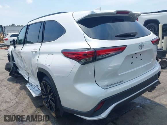 2023 Toyota Highlander L z VIN 5TDKDRAHXPS520803, wystawiony jako IAAI lot #42584854 z przebiegiem 11 561 mil mil oraz . Historia ofert i sprzedaży dostępna na DreamBid. Obrazek 3.