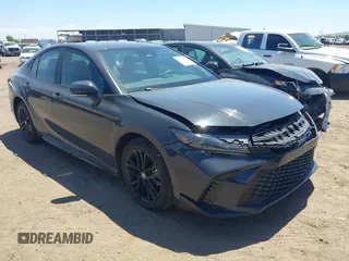 2025 Toyota Camry LE z VIN 4T1DAACK0SU133947, wystawiony jako IAAI lot #42444017 z przebiegiem 4 424 mil mil oraz . Historia ofert i sprzedaży dostępna na DreamBid. Obrazek 1.