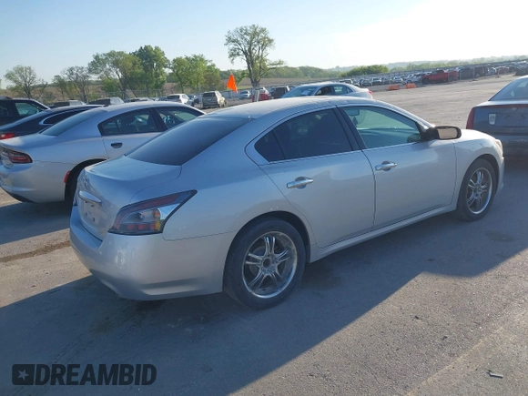 2014 Nissan Maxima S z VIN 1N4AA5AP7EC496209, wystawiony jako IAAI lot #42245578 z przebiegiem 135 000 mil mil oraz . Historia ofert i sprzedaży dostępna na DreamBid. Obrazek 4.