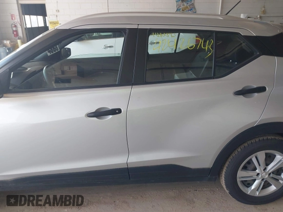 2019 Nissan Kicks S z VIN 3N1CP5CU5KL555586, wystawiony jako IAAI lot #42426743 z przebiegiem 122 015 mil mil oraz . Historia ofert i sprzedaży dostępna na DreamBid. Obrazek 14.