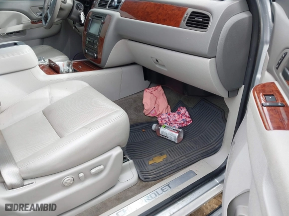 2013 Chevrolet Avalanche LTZ with VIN 3GNTKGE73DG306592, listed as a IAAI auction lot 41695072 with 243,700 mi miles. Bid and sale history available at carsss.com. Image 5.