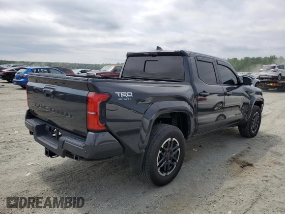 2024 Toyota Tacoma SR5 z VIN 3TMLB5JN2RM017259, wystawiony jako Copart lot #55850015 z przebiegiem 29 596 mil mil oraz Szkoda całkowita • Salvage title. Historia ofert i sprzedaży dostępna na DreamBid. Obrazek 3.